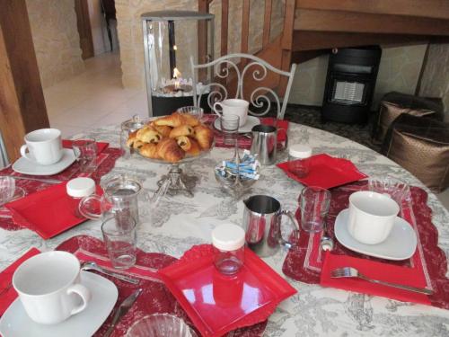 Photo de la galerie de l'établissement Maison rénovée avec piscine chauffée partagée, idéale pour familles et groupes, animaux acceptés - FR-1-489-346, à Saint-Hilaire