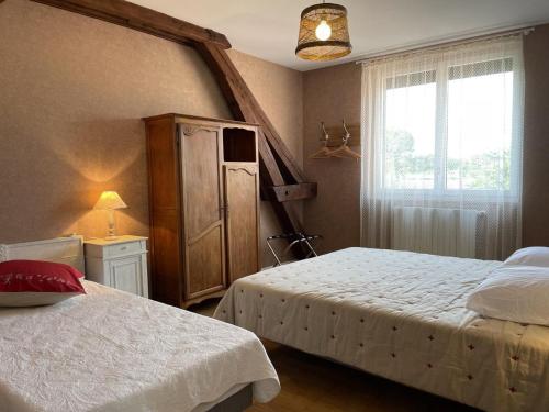 um quarto com 2 camas e uma janela em Gîte Pierrefitte-sur-Loire, 5 pièces, 9 personnes - FR-1-489-334 em Pierrefitte-sur-Loire