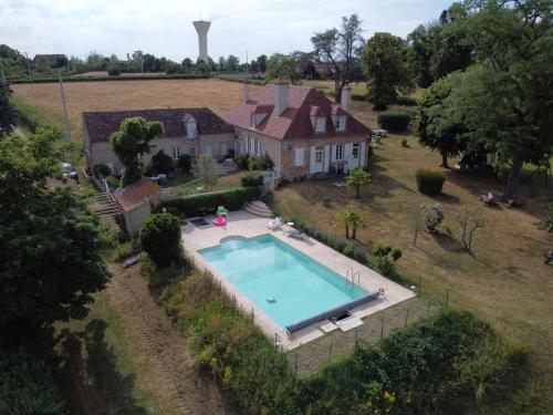 Charmant gîte avec piscine partagée, terrasse et parking privé à deux pas de Moulins - FR-1-489-373