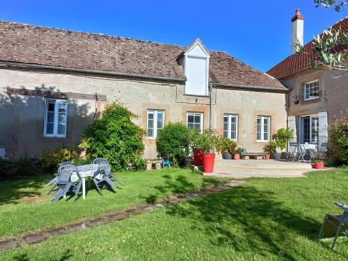 Photo de la galerie de l'établissement Charmant gîte avec piscine partagée, terrasse et parking privé à deux pas de Moulins - FR-1-489-373, à Neuvy