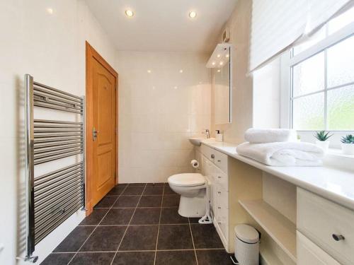 uma casa de banho com um WC, um lavatório e uma janela em Parkgate Apartment - Near M90, Amazon, Edinburgh em Rosyth