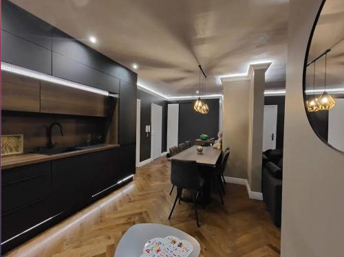 une cuisine et une salle à manger avec une table dans une pièce dans l'établissement Chez Julien & Mathieu, à Valras-Plage