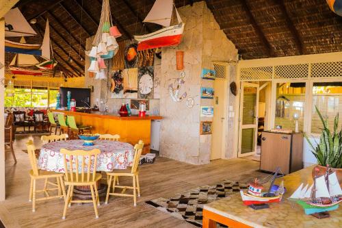 eine Küche und ein Esszimmer mit einem Tisch und Stühlen in der Unterkunft Qavi - Villa Jacumã #Luxo in Jacumã