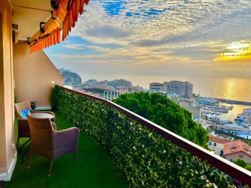 een balkon met 2 stoelen en uitzicht op de oceaan bij San Marco flat in Saint-Antoine