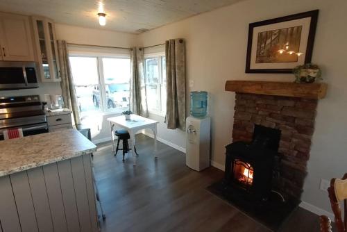 Beautiful 2 Bedroom Waterfront Cottage