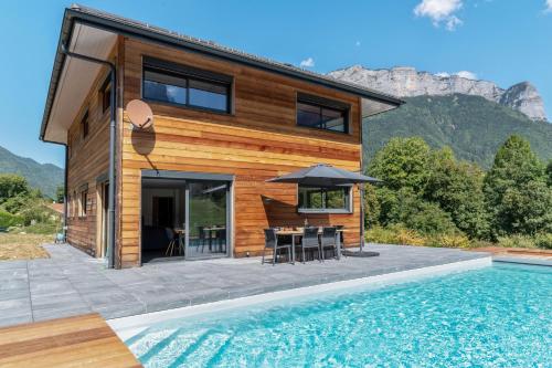 une maison avec une piscine à côté d'une maison dans l'établissement Superb chalet with pool - Welkeys, à Alex