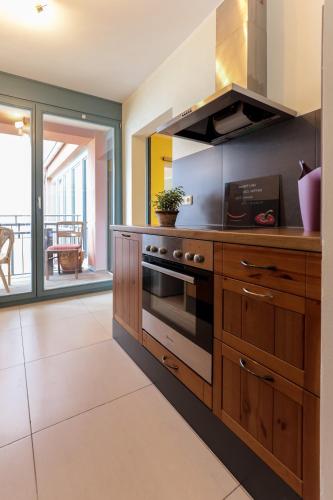 a kitchen with a stove and a large window at BohnApartments Bauhaus - absolutes Zentrum - Terrasse - Vollausstattung - WLAN in Weimar