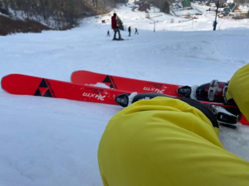 een persoon die in de sneeuw ligt met ski's in de sneeuw bij Apartmán - Dovolená Žacléř in Žacléř