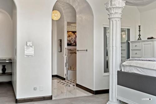 Ένα ή περισσότερα κρεβάτια σε δωμάτιο στο Greek Goddess, Private Heated Pool and Hot Tub
