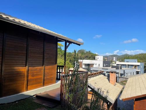 a building with a deck with benches on it at Cabana com piscina - 5 min a pé da praia - Porto Belo in Porto Belo