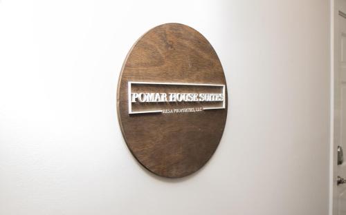 Certificato, attestato, insegna o altro documento esposto da Pomar House