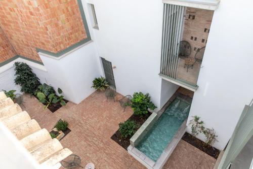 an overhead view of a swimming pool in a building at Patio del Lino in Córdoba