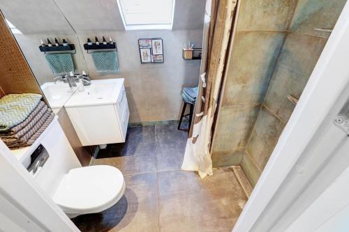 Et badeværelse på Cosy room in residential part of Copenhagen, with free street parking and shared bathroom