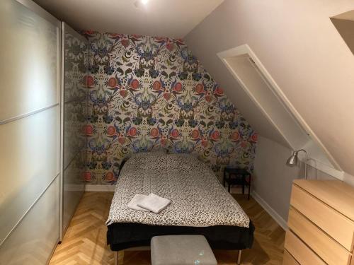 - une petite chambre mansardée dans l'établissement Cosy room in residential part of Copenhagen, with free street parking and shared bathroom, à Copenhague