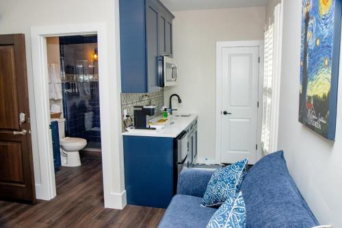 una cucina con armadi blu e un divano blu di Pomar House a St. Augustine