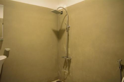 um chuveiro numa casa de banho com uma porta de vidro em Murphy's Villa em Katunayaka