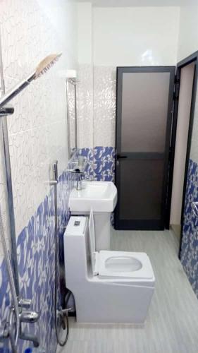 La salle de bains est pourvue de toilettes et d'un lavabo. dans l'établissement Résidence Vauvert, à Saint-Louis