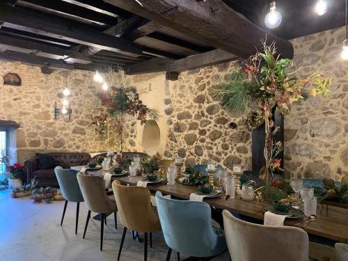 Apartamentos en el Valle del Jerte Flores para Angela في كابيزويلا ديل فالي: غرفة طعام مع طاولة وكراسي طويلة