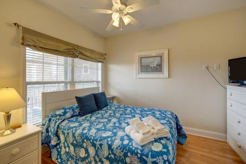 1 dormitorio con 1 cama y ventilador de techo en Ocean Breezes 863 #110DS-H, en Hatteras