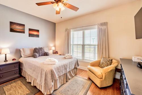 1 dormitorio con 1 cama, 1 silla y 1 ventana en Nelton's Nest 815 #201DS-H, en Hatteras