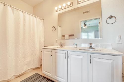 y baño con lavabo blanco y espejo. en Nelton's Nest 815 #201DS-H, en Hatteras