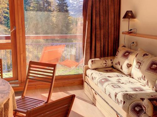 un salon avec un canapé et une fenêtre dans l'établissement Studio lumineux proche centre avec balcon - FR-1-346-445, à Arc 1800