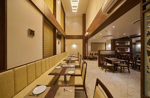 Ein Sitzbereich in der Unterkunft Hotel Shlok- Pure Veg , Kolhapur