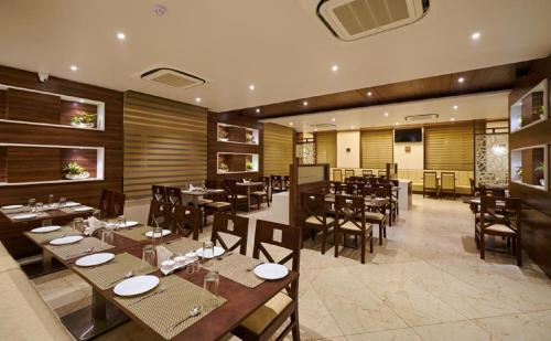 Ein Restaurant oder anderes Speiselokal in der Unterkunft Hotel Shlok- Pure Veg , Kolhapur 