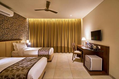 Ein Bett oder Betten in einem Zimmer der Unterkunft Hotel Shlok- Pure Veg , Kolhapur