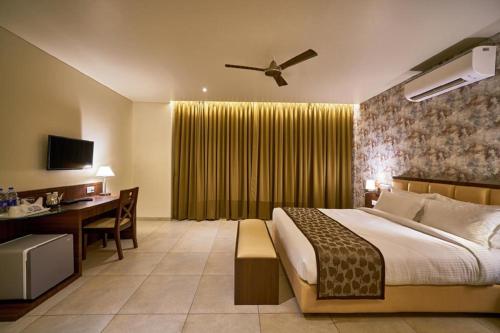 Ein Bett oder Betten in einem Zimmer der Unterkunft Hotel Shlok- Pure Veg , Kolhapur