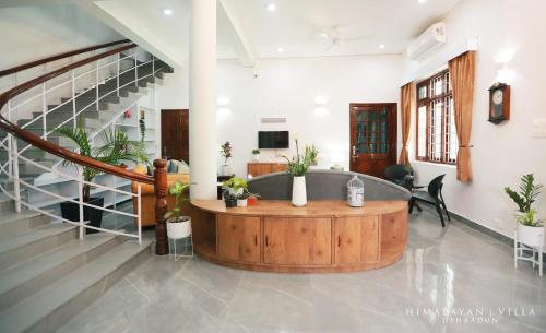 una sala de estar con una mesa redonda en el centro en Himalayan Villa en Dehradun
