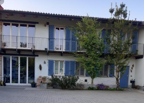 Una casa con persianas azules. en Rosatea B&B, en Chieri