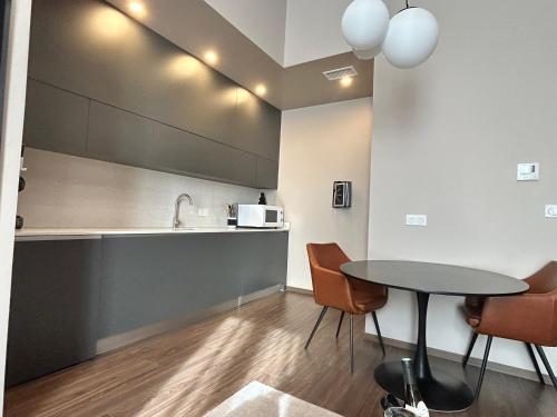 Kuchyň nebo kuchyňský kout v ubytování Legend Majestic - Baignoire chaussure - TV Miroir - Parking Privé GRATUIT