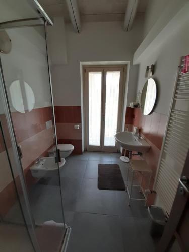 ein Bad mit einer Dusche, einem Waschbecken und einem WC in der Unterkunft Rosatea B&B in Chieri