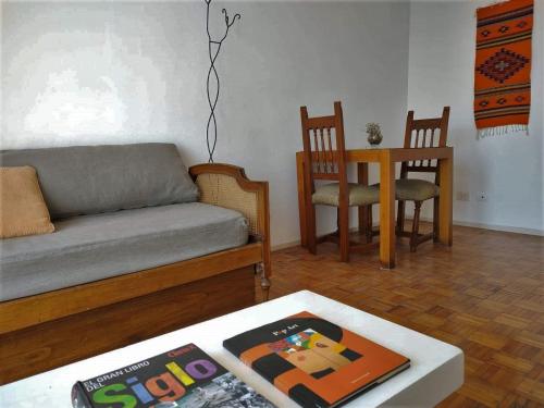 un soggiorno con divano e tavolo di FLORESTA, cómodo departamento en CABA a Buenos Aires