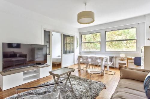 un salon avec un canapé et une table dans l'établissement Appartement Chérioux - Welkeys, à Paris