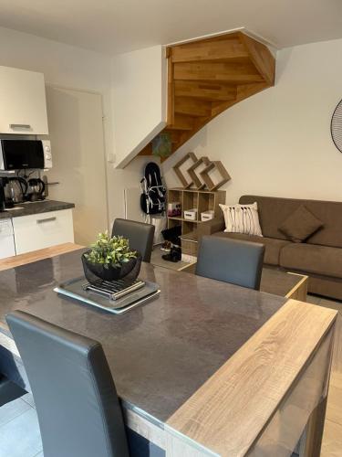 une cuisine et un salon avec une table et des chaises dans l'établissement CAP SUR SAINT-VAL, à Saint-Valery-sur-Somme