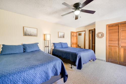 1 dormitorio con 2 camas y ventilador de techo en Wren 306, en Angel Fire