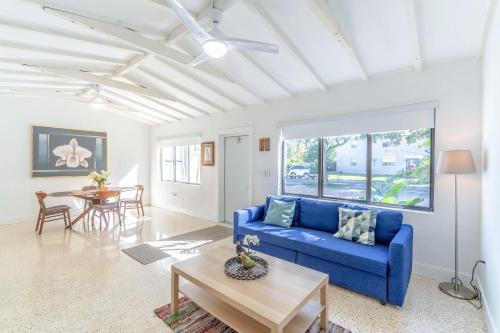Ruang duduk di Renovated Apts with Kitchen, Fast WiFi, Smart TV, Roku & Pool Onsite 4 mi to Surfside Beach
