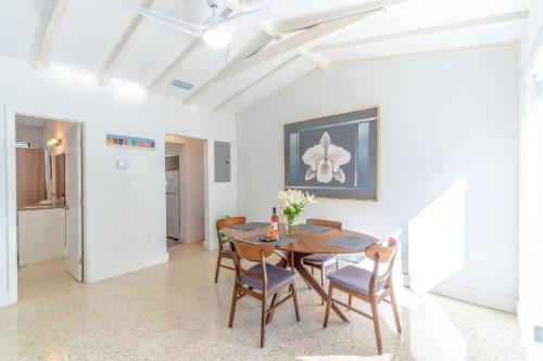 Gambar di galeri bagi Renovated Apts with Kitchen, Fast WiFi, Smart TV, Roku & Pool Onsite 4 mi to Surfside Beach di North Miami