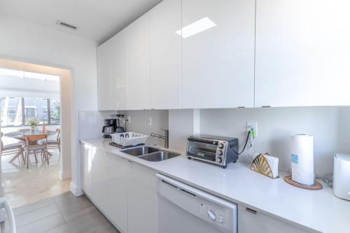 Dapur atau dapur kecil di Renovated Apts with Kitchen, Fast WiFi, Smart TV, Roku & Pool Onsite 4 mi to Surfside Beach