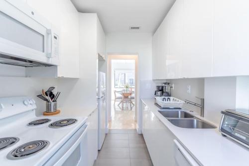 Dapur atau dapur kecil di Renovated Apts with Kitchen, Fast WiFi, Smart TV, Roku & Pool Onsite 4 mi to Surfside Beach