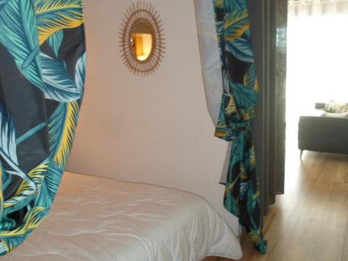 une chambre avec un lit et un miroir au mur dans l'établissement Appartement Cosy Proche Étang de Thau et Thermes - SE - 2 Pers - Animaux Acceptés - WiFi - FR-1-503-89, à Balaruc-les-Bains