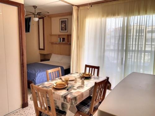 une salle à manger avec une table et un lit dans l'établissement Appartement ⭐⭐ proche Thermes, Étang, commerces avec balcon, ascenseur, WIFI, parking - Animaux ok - FR-1-503-95, à Balaruc-les-Bains