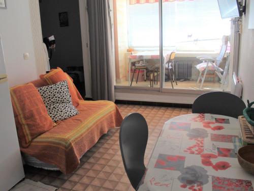 un salon avec un canapé et une table dans l'établissement T2 Confortable, Animaux OK, Wifi, Près des Thermes - FR-1-503-118, à Balaruc-les-Bains