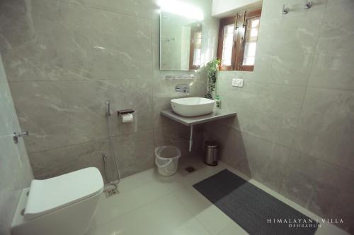 Un baño de Himalayan Villa