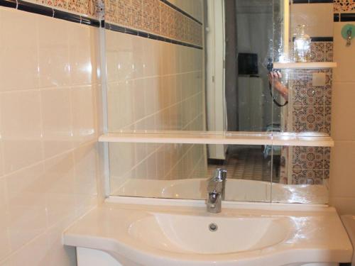 une salle de bain avec un lavabo et un miroir dans l'établissement T2 Confortable, Animaux OK, Wifi, Près des Thermes - FR-1-503-118, à Balaruc-les-Bains