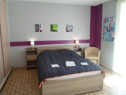 - une chambre avec un lit, deux bureaux et deux lampes dans l'établissement Appartement au Bord de l'Étang à Balaruc-les-Bains - Résidence Sécurisée, Climatisé, Pet-Friendly - FR-1-503-122, à Balaruc-les-Bains