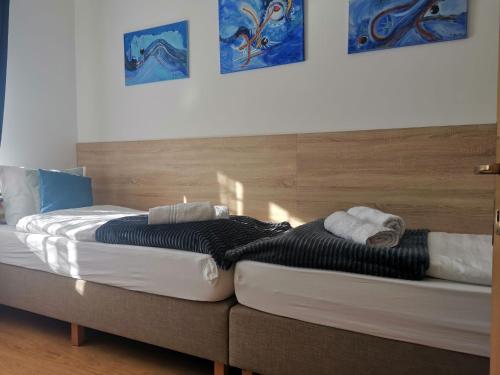 two beds sitting next to each other in a room at Eisenerz Stefan Apartment / Ferien Wohnung in Eisenerz