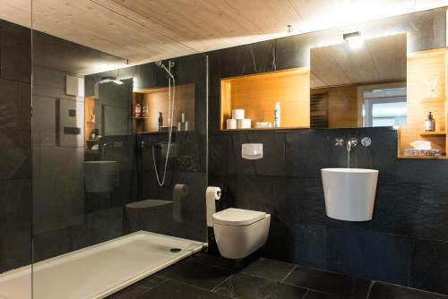 La salle de bains est pourvue d'un lavabo, de toilettes et d'une baignoire. dans l'établissement Design Loft I 130 qm I 22 min zum Europapark I 2 Etagen I Nespresso I Parkplatz, à Lahr/Schwarzwald